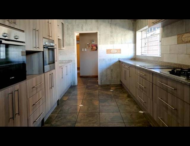 10 BEDROOM HOUSE FOR SALE IN DUVHA PARK